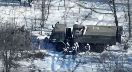 JU NDODH E PAPRITURA/ Momenti kur ushtarët rusë braktisen në betejë nga shokët, shihni si largohet kamioni mes borës