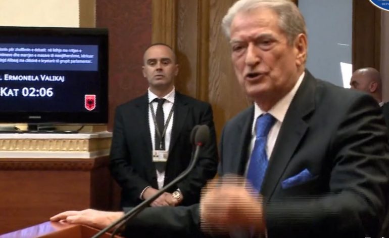 TENSIONE NË KUVEND/ “Ju lutem Flamur”, Felaj i mbyll mikrofonin, Berisha nuk lëshon foltoren, Nokaj ngrihet në këmbë