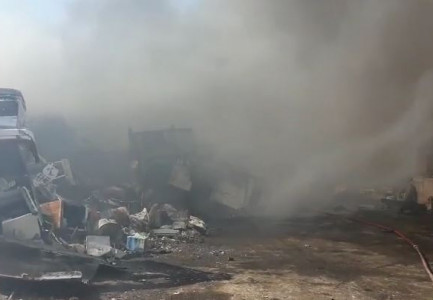 ZJARR E SHTËLLUNGA TYMI/ Përfshihet nga flakët pika e grumbullimit të skrapit në Gjirokastër. Shtatë zjarrfikëse në aksion