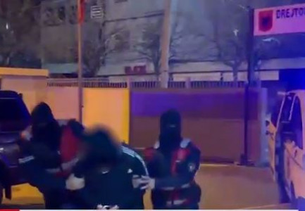 ME AUTOMJET TË BLINDUAR DHE PISTOLETË ME VETE/ Arrestohet 23-vjeçari në Lezhë, çfarë iu gjet gjatë kontrollit