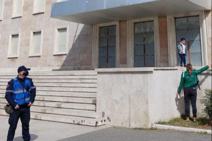 FOTOLAJM/ Tubimi kundër rritjes së çmimeve, ky është protestuesi i vetëm që “theu” kordonin e policisë