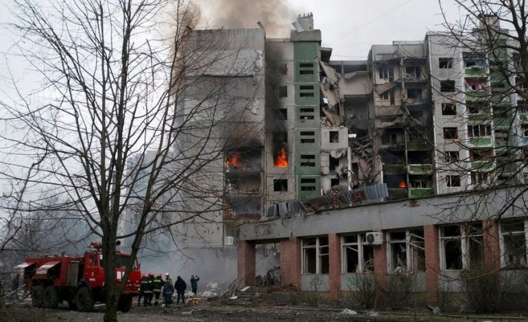NUK NDALEN SULMET RUSE/ Vështirësohet situata në Chernihiv, qytetarët pa ushqime, drita dhe ujë