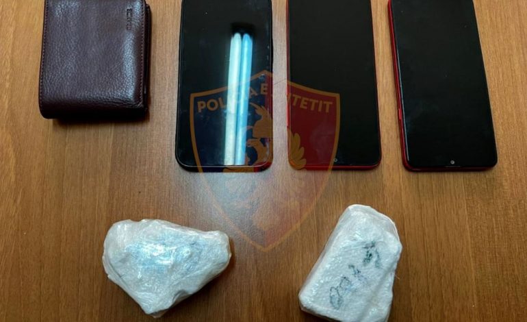 E PËSON KEQ 47- VJEÇARI ME NIPIN/ Shisnin 50 euro një dozë kokaine, policia jep DETAJET nga arrestimi