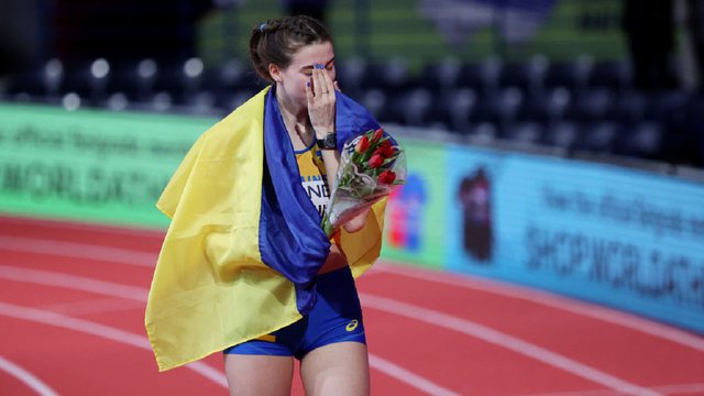 FITOI MEDALJE ARI/ Atletja ukrainase valëvit flamurin dhe shpërthen në lot (FOTO)