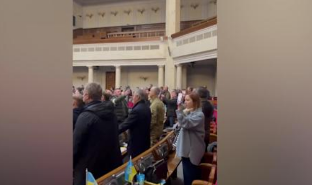 MBLIDHEN FSHEHURAZI NË KUVEND/ Deputetët ukrainas miratojnë ligjin: Qytetarët lejohen të armatosen