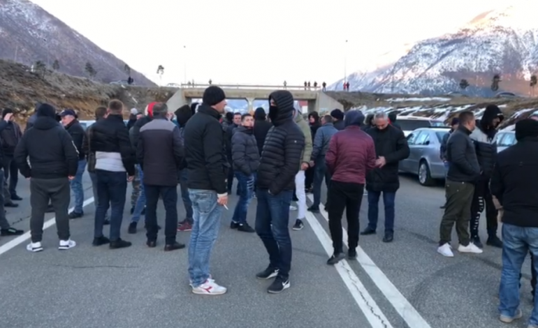 PROTESTA PËR RRITJEN E ÇMIMEVE/ Qytetarët vendosen në “Rrugën e Arbrit”, bllokohet lëvizja dhe në aksin Peshkopi-Tiranë