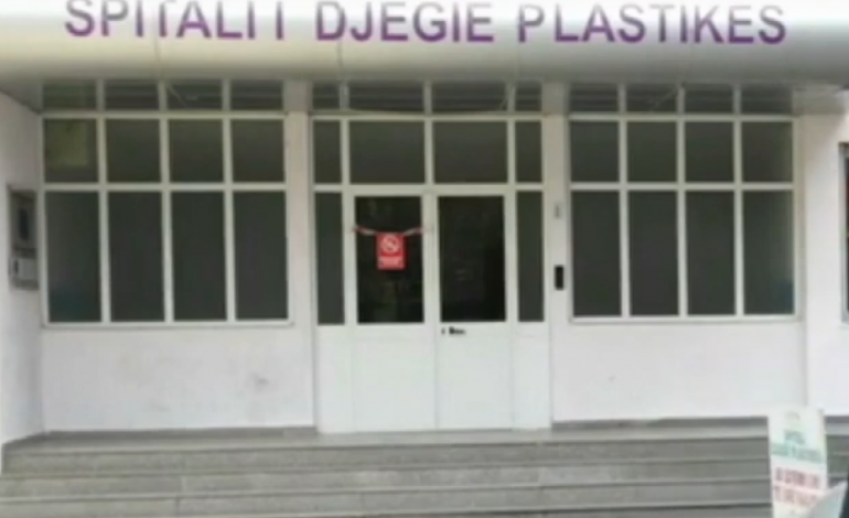 POLICI U PLAGOS NË TENTATIVË PËR TË NXJERRË DY TË ARRESTUARIT/ Ja gjendja e dy të plagosurve nga zjarri në komisariatin e Kamzës