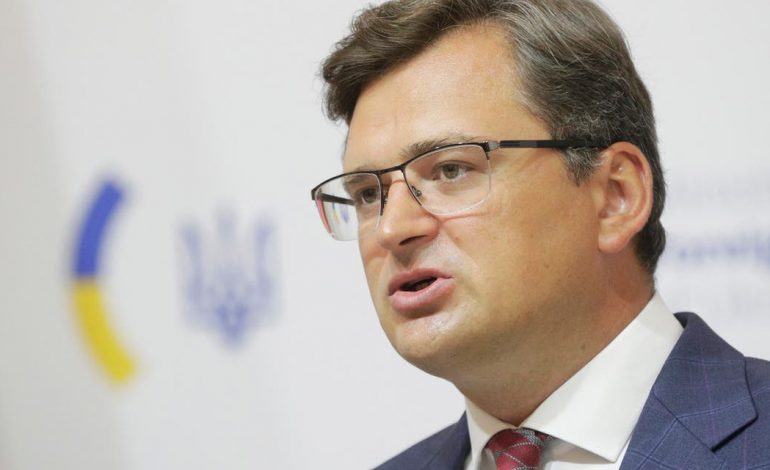 LUFTA/ Kuleba: Kushdo që blen gaz me rubla po ndihmon Rusinë të na vrasë