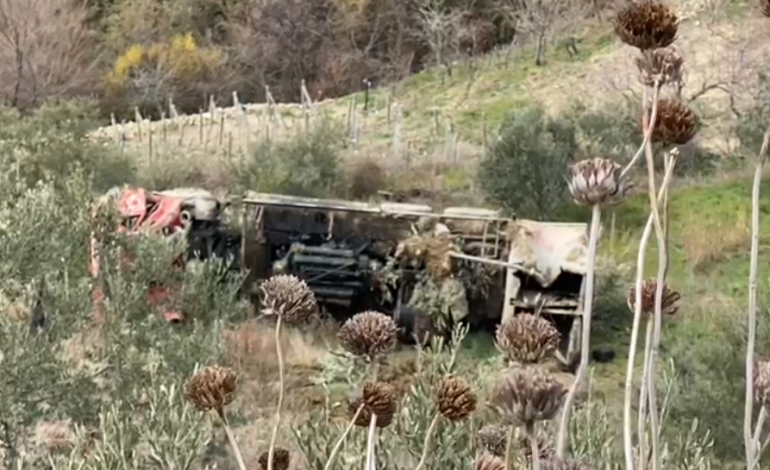AKSIDENT NË MALLAKASTËR/ Mjeti u rrokullis nga tarracat për disa metra, humb jetën burri (PAMJET)