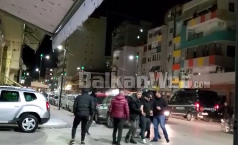 ME KAPELË E KOKË ULUR/ Prej krahu e mbajnë policët, ja momenti i arrestimit të Henrik Hoxhajt në Fier