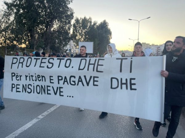 PROTESTA/ Plas në Durrës! Qytetarët çajnë gardhin e policisë, bllokojnë autostradën