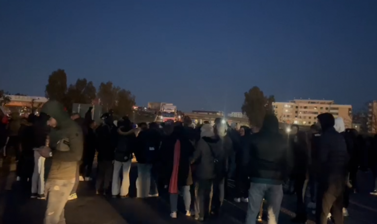 E FUNDIT/ Përshkallëzohet protesta në Durrës, turma e qytetarëve bllokon Portin