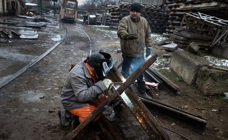 LUFTA/ Kryebashkiaku i Kherson në Jug të Ukrainas dorëzohet dhe pranon pushtimin: Rusët e armatosur janë sot në qytet