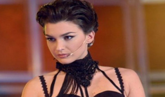PAS ARRESTIMIT NË ITALI/ Elsa Lilës i ndodh E PAPRITURA me këngët (FOTO)
