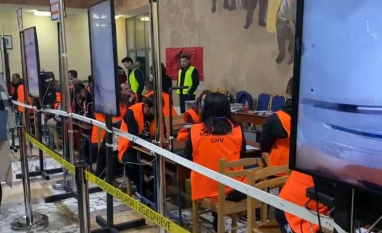 HAPEN KUTITË E PARA NË DURRËS/ Kryeson Emiriana Sako e PS, si ndahen votat mes kandidatëve të opozitës