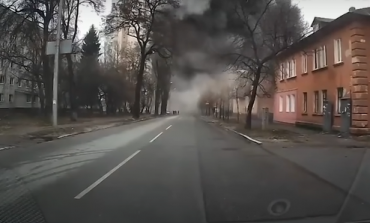 PAMJET E FRIKSHME/ Ja momenti kur raketa godet ndërtesën në qytetin verior të Ukrainës