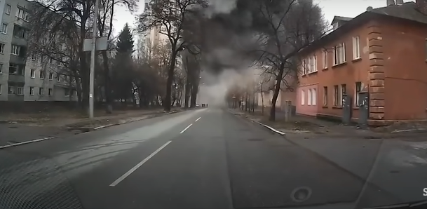 PAMJET E FRIKSHME/ Ja momenti kur raketa godet ndërtesën në qytetin verior të Ukrainës