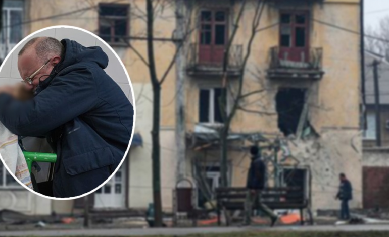 TRAGJEDIA QË VJEN ME LUFTËN/ Babai qan mbi trupin e pajetë të të birit në Ukrainë