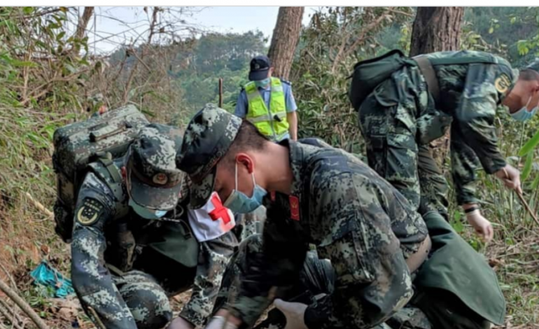 RRËZIMI I AVIONIT NË KINË/ Ekipet e kërkimit gjejnë “kutinë e zezë”, asnjë gjurmë e 132 personave në bord
