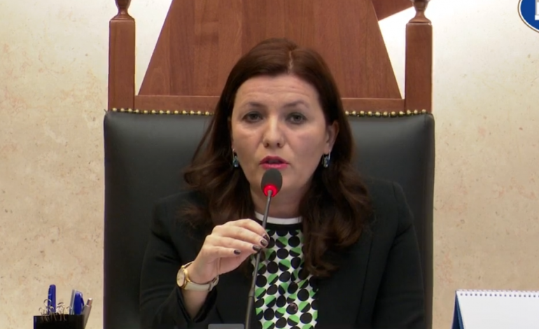 “KUVENDI SHPALL VAKANCËN…”/ Nënkryetarja e Kuvendit jep njoftimin për deputetin e PS Alqi Bllako
