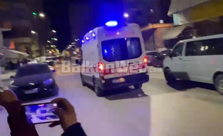 OPERACIONI NË FIER/ Mbërrin një ambulancë, në vendin e ngjarjes dhe ekspertë të kriminalistikës