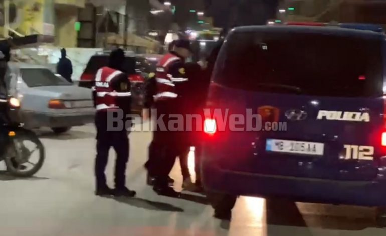 PAMJET/ Aksioni për arrestimin e të rrezikshmit Dumani në Fier, shoqërohet një femër në polici