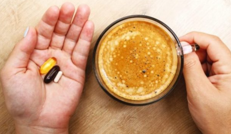 KUJDES! Ja çfarë ndodh me trupin tuaj nëse i shoqëroni ilaçet me kafe