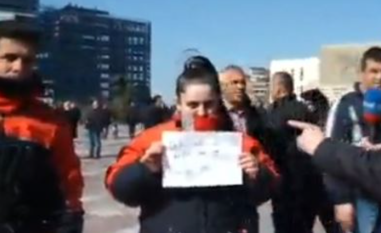 “PETULLAT NUK BËHEN ME UJË…”/ Qytetarët me pankarta në protestë. Mblidhen te Sheshi “Skëndërbej”