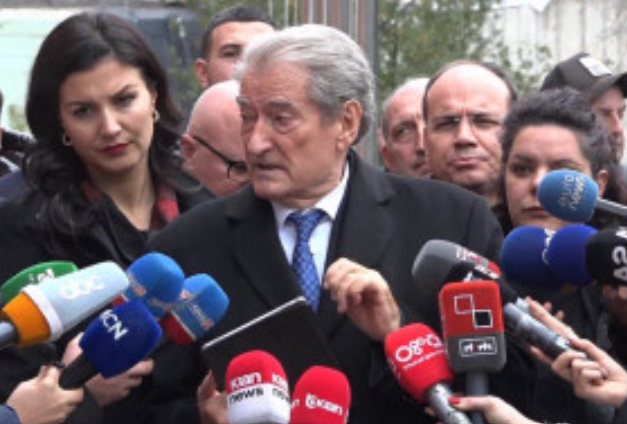 DORËHEQJA E BASHËS/ Komisioni i Rithemelimit nuk tërhiqet nga Kuvendi i 30 Prillit për ristrukturim