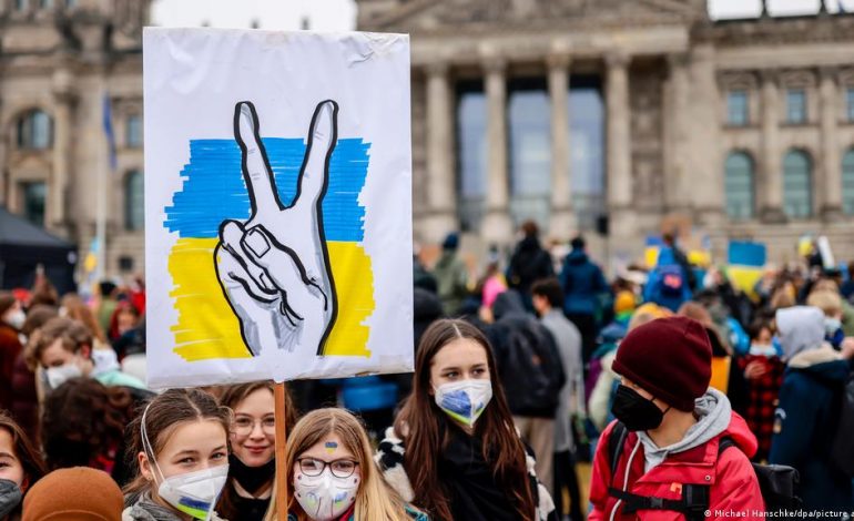 LUFTA NË UKRAINË/ Nga Holanda në Itali, mijëra demonstrues mbushin sheshet kundër pushtimit rus (PAMJET)