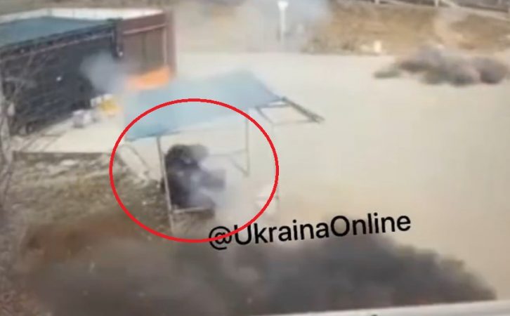 NDODH MREKULLIA NË UKRAINË/ Ja momenti kur qytetari i shpëton bombardimit rus në stacionin e autobusit (VIDEO)