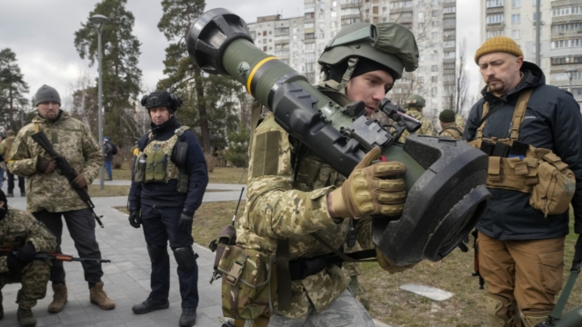 PARALAJMËRON DIPLOMATI RUS/ Moska do t’i konsiderojë dërgesat e armëve në Ukrainë si legjitime