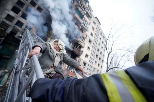 TMERRI I LUFTËS/ Çfarë ka ndodhur në Ukrainë në ditën e 19-ë të pushtimit, njerëz të frikësuar dhe shtëpi e makina të shkatërruara (FOTO)