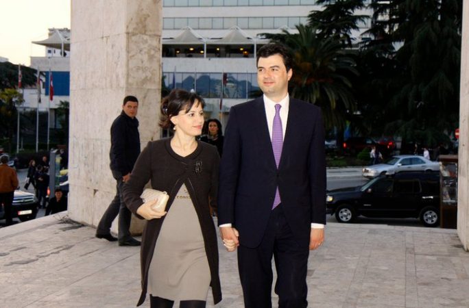 PAS DOREHEQJES SË BASHËS/ Reagon për herë të parë bashkëshortja e tij, ja FOTO që postoi