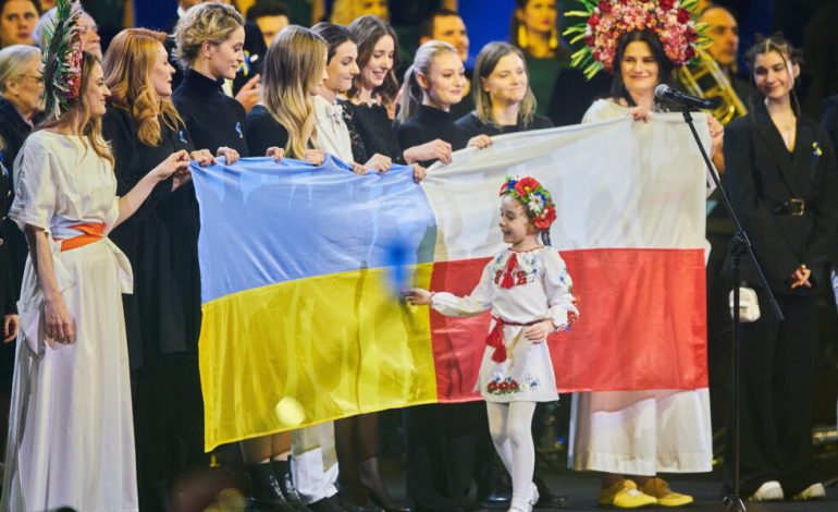 PAMJET/ Amelia, vajza nga Ukraina që këndoi nga bunkeri i strehimit, rrëqeth në koncertin e bamirësisë në Poloni