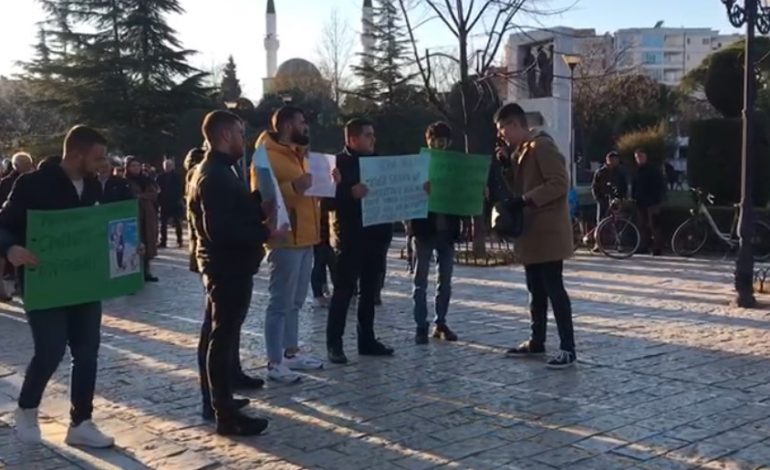 PROTESTA PËR RRITJEN E ÇMIMEVE/ Manifestuesit thirrje qytetarëve në Shkodër: Bashkohuni me ne