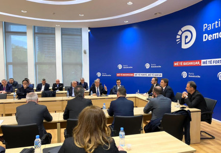 FOTOLAJM/ Brenda mbledhjes së parë të Grupit të PD-së me Sali Berishën