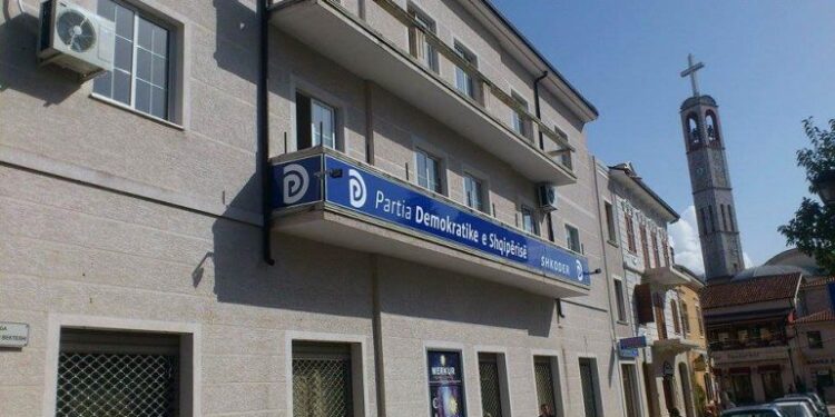 PAS DY DITËSH/ Demokratët e Shkodrës heqin foton e Sali Berishës nga dera e selisë së PD