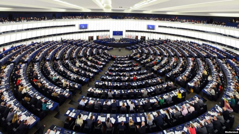 LUFTA/ Parlamenti Evropian ka rekomanduar që t’i jepet Ukrainës statusi i kandidatit për në BE