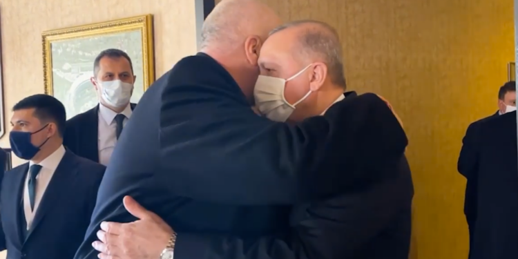 DEL VIDEO/ Rama në forumin diplomatik të Antalias, momenti i përqafimit me presidentin turk Erdogan