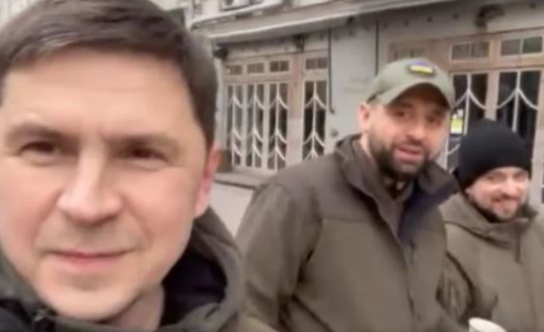ME KAFE NË DORË ECËN NË KIEVIN E “BOSHATIRSUR”/ Këshilltari i Zelenskyt: Kryeqyteti është i bukur edhe në… (VIDEO)