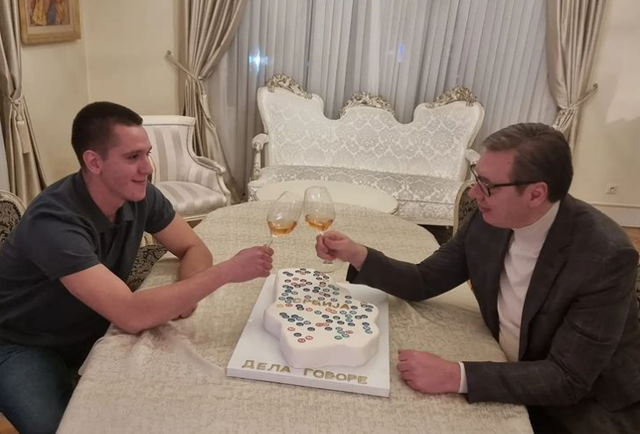 FOTOLAJM/ Vuçiç ngre dolli me të birin për ditëlindje mbi hartën e Serbisë, përfshin edhe Kosovën