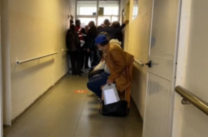 “PLAS” KEQ NË SPITALIN E LEZHËS/ Një person bën sherr për radhën dhe thyen xhamin e recepsionit. Plagoset një punonjëse