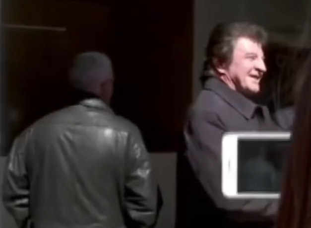 ME DY GISHTAT LART/ Ja momenti kur ish-truproja e Berishës, Sali Lusha hyn në selinë e PD (VIDEO)