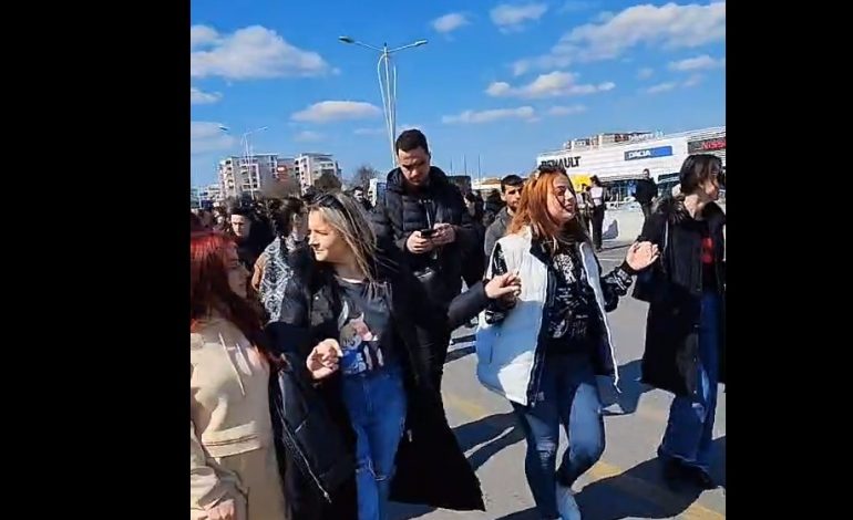 “ÇOHUNI NGA KAFJA…”/ Studentët e UBT bojkotojnë mësimin dhe ngrihen në protestë, marshojnë drejt Tiranës