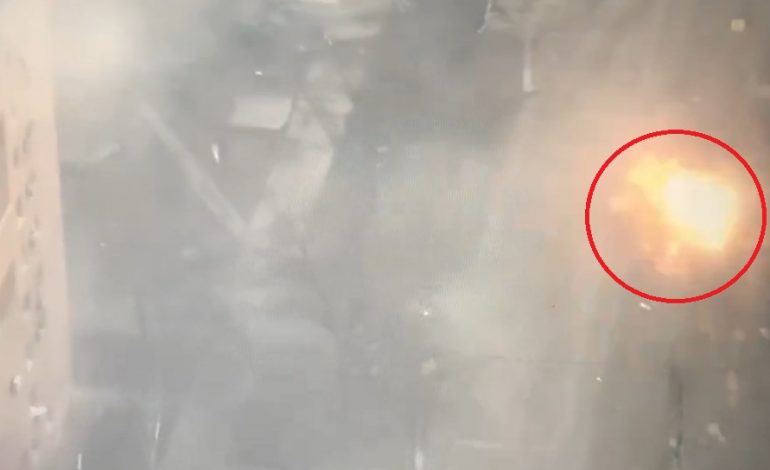 PAMJET TRONDITËSE/ Momenti kur civili ukrainas qëllohet pamëshirshëm nga tanku rus