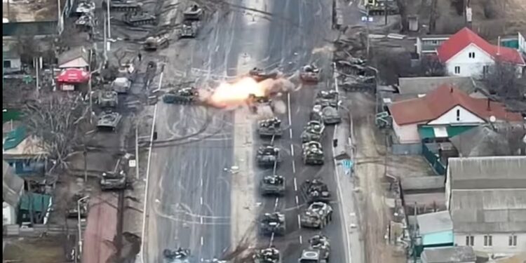 DALIN TË TJERA PAMJE NGA UKRAINA/ Guerrilasit bëjnë shkrumb e hi autokolonën ruse (VIDEO)