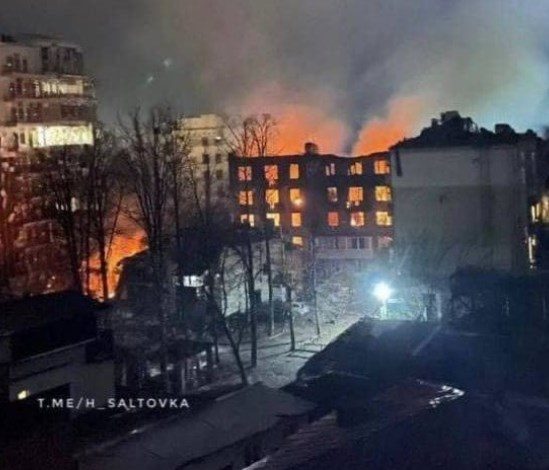 LUFTIME TË ASHPËRA NË KHARKIV/ Godina shtetërore sulmohet nga dy raketa rus (PAMJE)