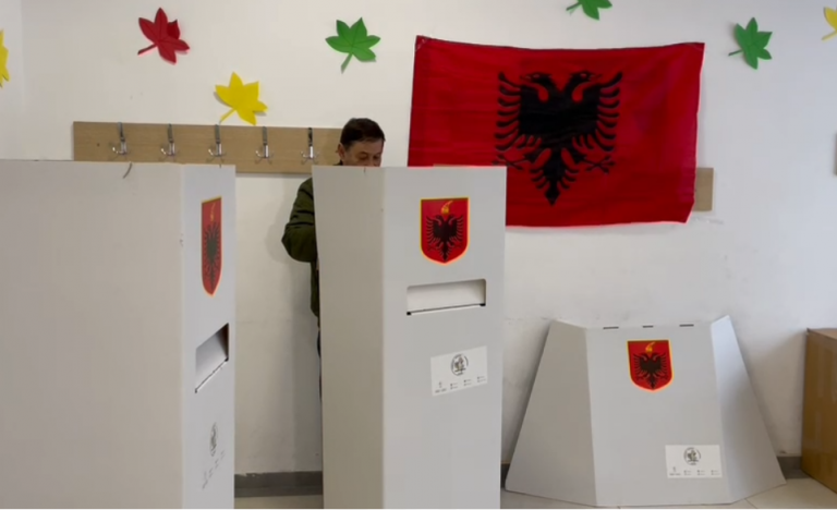 ZGJEDHJET NE 6 BASHKI/ Mbi 61 mijë zgjedhës kanë votuar deri në mesditë, ku raportohet pjesëmarrja më e lartë