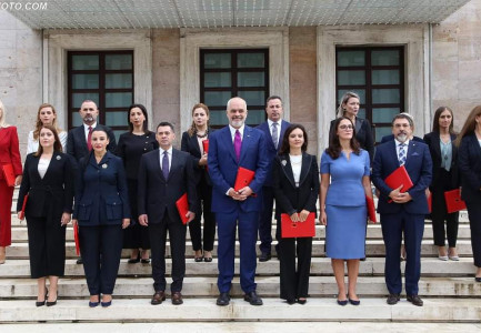 QEVERIA MERR VENDIMIN/ Ukrainasit që vijnë në Shqipëri kanë të drejtë të vendosen për një vit pa leje qëndrimi…
